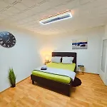 B&R Ferienhaus In Der Naehe Des Flughafens